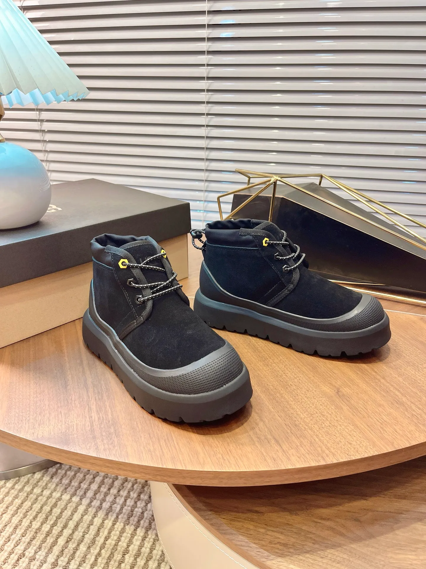 【UGG】 P: 560💰 Couple shoes Size: Women’s size 35-40 / Men’s size 40-44 UGG Tasman Weather Hybrid slip-on snow boots👢 Wang Yibo's same style 👏 adds a large orange sole to the classic Tasman shoe style, functional color contrast design, environmentally friendly waterproof and snowproof material, which has both fashionable and functional attributes. At the same time, it is paired with the new UGG furry shoes Keen's furry color-blocking jacket. Bright orange and maroon collide to create a new light outdoor style and open up a new travel experience in early autumn! Using the best materials, the 17mm fur integrated surface is warmer and breathable, and the outsole is upgraded to a lightweight and wear-resistant light wing technology outsole!